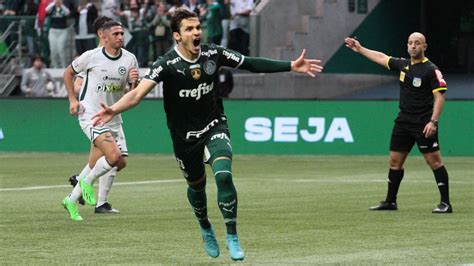 Brasileirão: Palmeiras domina, vence o Goiás por 3 a 0 e abre .